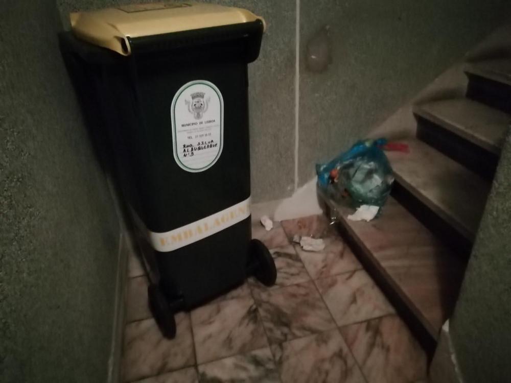 CAIXOTE E LIXO NAS ESCADAS DO PRÉDIO.jpg